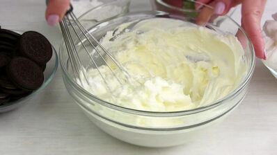 клубничный десерт со сметаной и печеньем орео