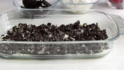 клубничный десерт со сметаной и печеньем орео