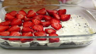 клубничный десерт со сметаной и печеньем орео