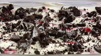 клубничный десерт со сметаной и печеньем орео