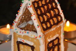 Рождественский домик из галетного печенья