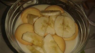 ванильный пудинг с бананом и печеньем
