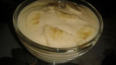 ванильный пудинг с бананом и печеньем