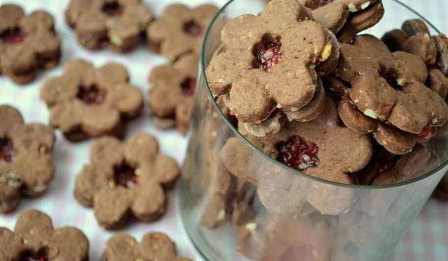 Рецепт вкуснейшее шоколадное песочное печенье с малиновым конфитюром