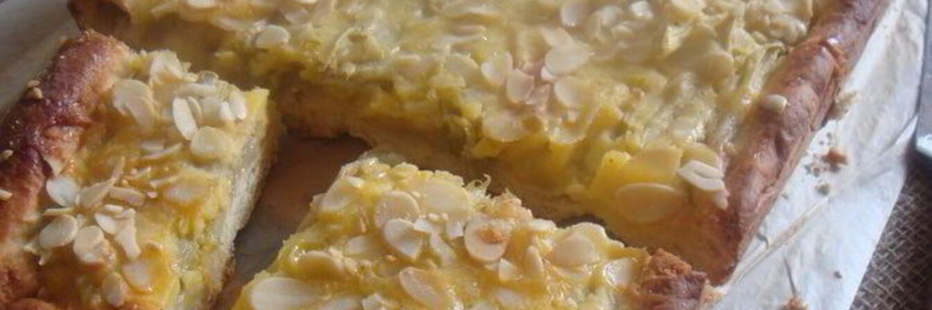 Дрожжевой пирог с ревенем и миндальными листиками