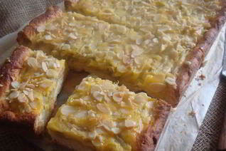 Дрожжевой пирог с ревенем и миндальными листиками