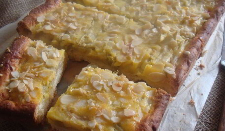 Рецепт дрожжевого пирога с ревенем и миндальными листиками