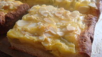 дрожжевой пирог с ревенем и миндальными листиками