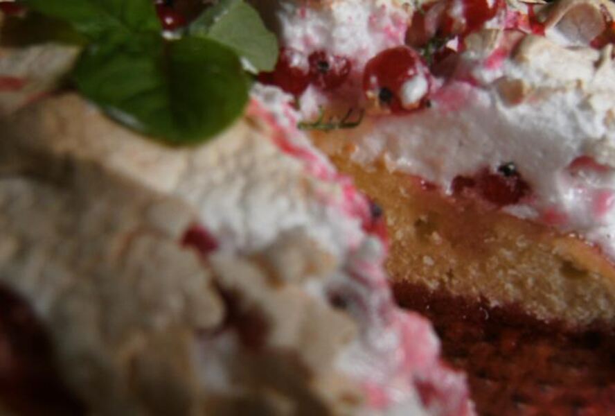 Пирог с красной смородиной и безе