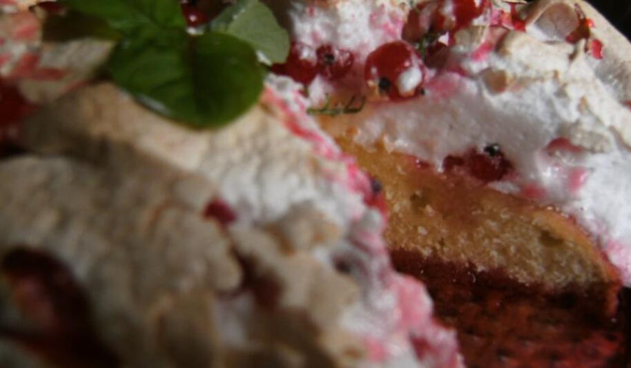 Рецепт пирога с красной смородиной и безе