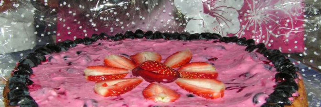 Пирог с летним ягодным кремом