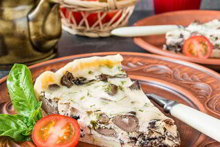 Пирог с подберезовиками и куриными сердечками