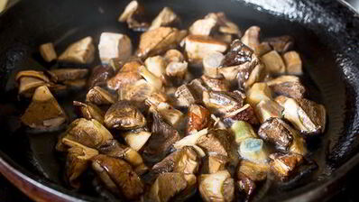 пирог с подберезовиками и куриными сердечками