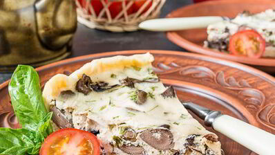 пирог с подберезовиками и куриными сердечками