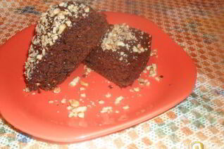 Пирог со свеклой, черносливом и какао