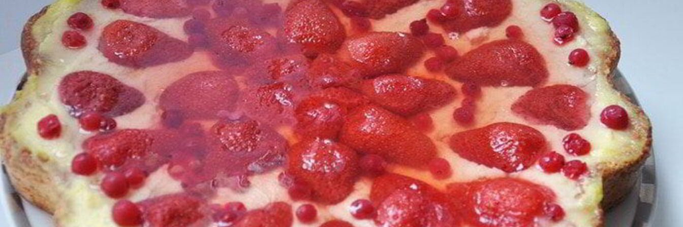 Тирольский пирог с ягодами и нежным кремом