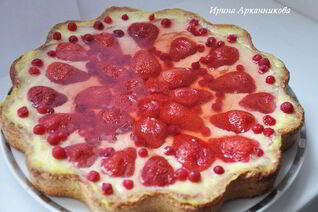 Тирольский пирог с ягодами и нежным кремом