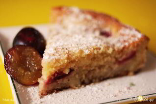 Творожный пирог со сливами в карамели