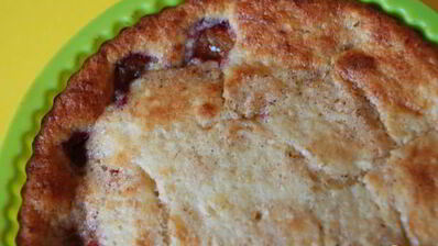 творожный пирог со сливами в карамели