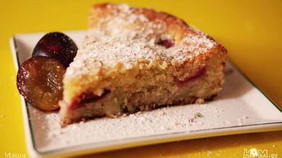 творожный пирог со сливами в карамели