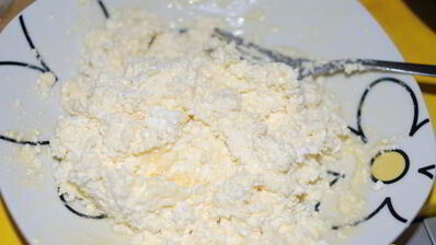 творожный пирог со сливами в карамели