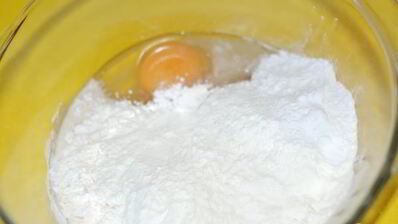 творожный пирог со сливами в карамели