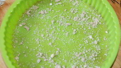 творожный пирог со сливами в карамели