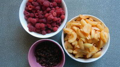 безопарные пирожки с абрикосом и малиной