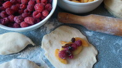 безопарные пирожки с абрикосом и малиной