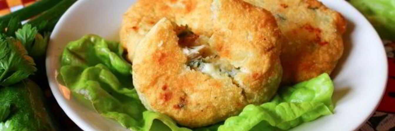 Быстрые пирожки с курицей и брынзой