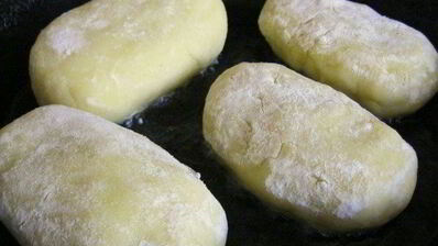 картофельные пирожки с грибным соусом