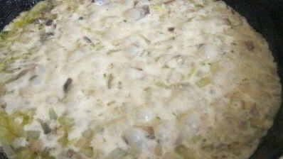 картофельные пирожки с грибным соусом