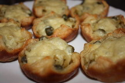 Открытые пирожки из слоеного теста