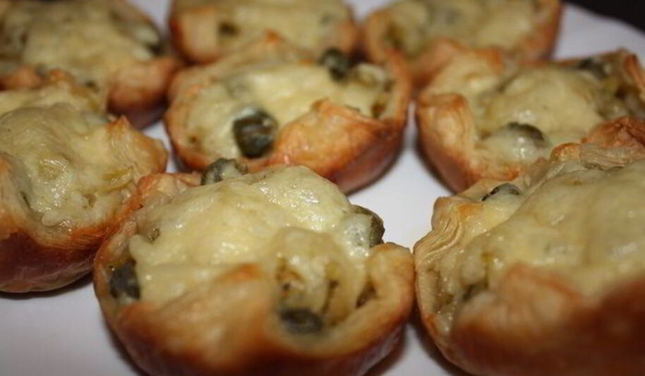 Рецепт открытых пирожков из слоеного теста