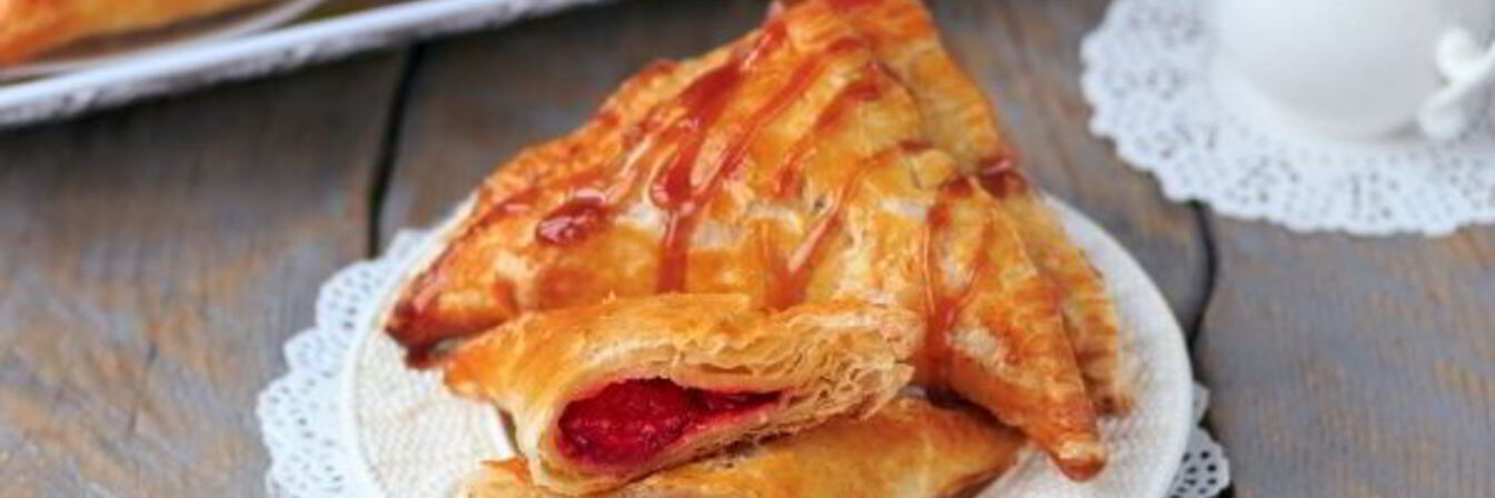 Пирожки из слоеного теста с клубникой