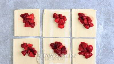 пирожки из слоеного теста с клубникой