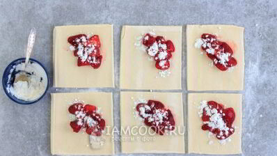 пирожки из слоеного теста с клубникой