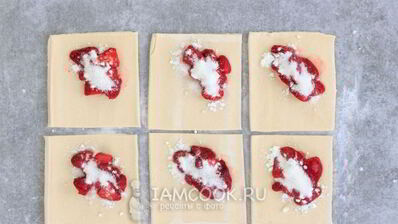 пирожки из слоеного теста с клубникой