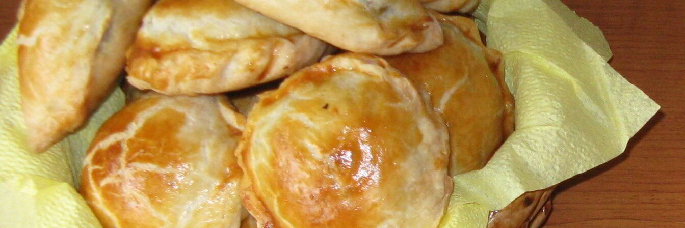 Пирожки из слоеного теста с мясом