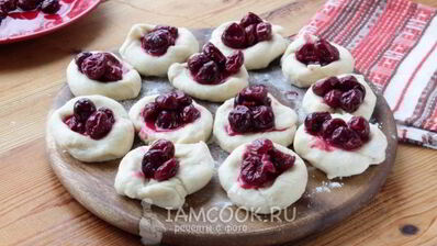пирожки на молоке с вишней