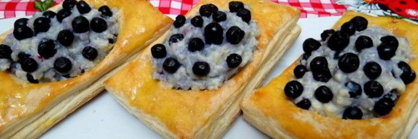 Пирожки с черникой из слоеного теста
