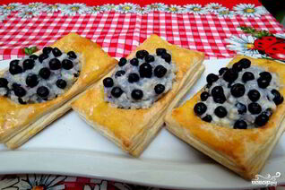 Пирожки с черникой из слоеного теста