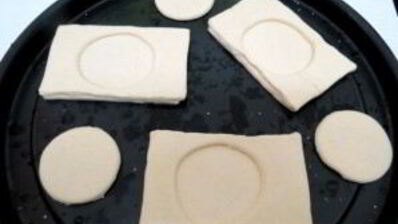 пирожки с черникой из слоеного теста