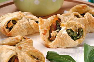 Пирожки с курицей и горчичным соусом