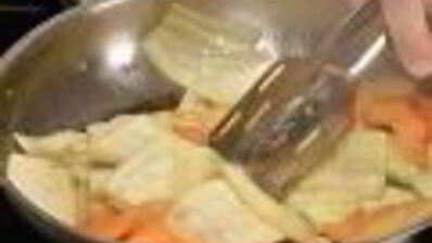 пирожки с курицей и горчичным соусом