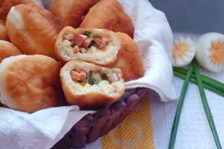 Пирожки весенние с луком и яйцом