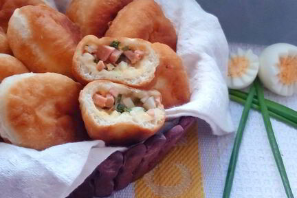 Пирожки весенние с луком и яйцом