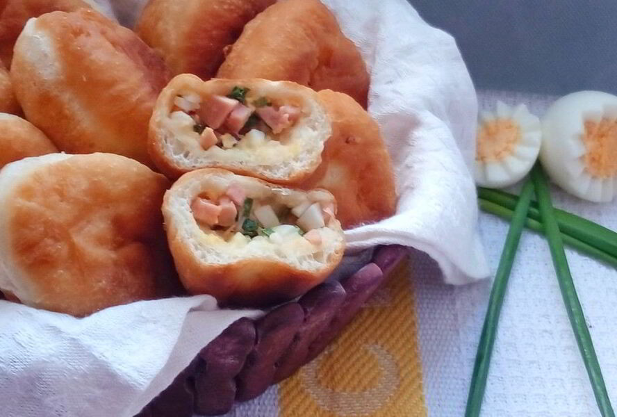 Пирожки весенние с луком и яйцом