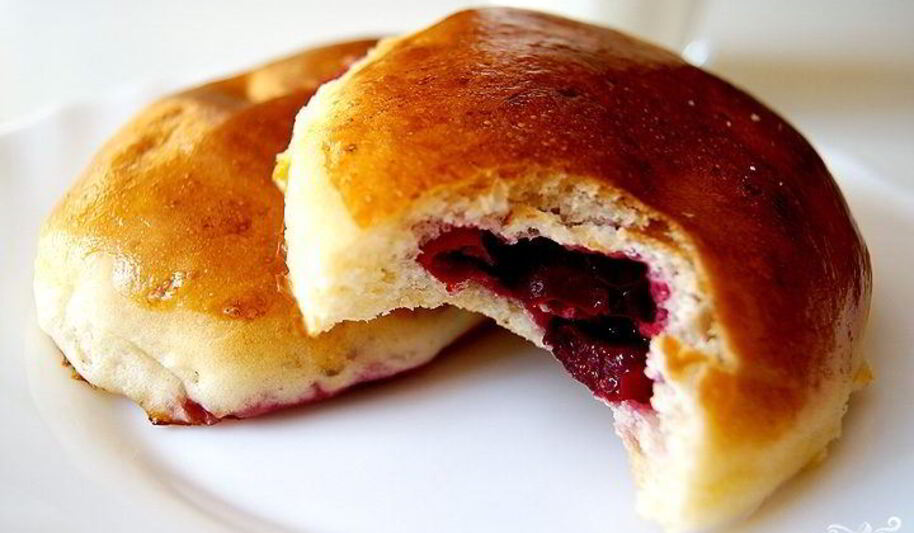 Рецепт сладких пирожков с вишнея