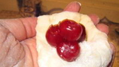 сладкие пирожки с вишней